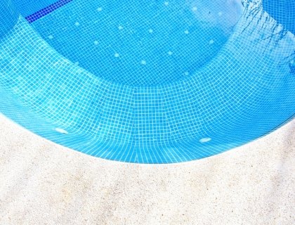 Verschönern Sie Ihren Poolbereich mit professioneller Fliesenverlegung