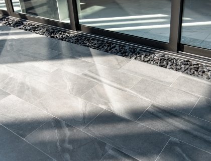 Preisgünstige Verlegung von Terrassenfliesen in der Schweiz